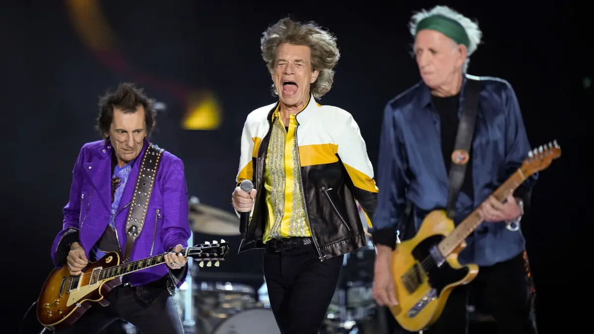 Die Rolling Stones im Umbruch - 50 Jahre „Black And Blue“: ARCHIV - 05.07.2024, Kanada, Vancouver: Frontsänger Mick Jagger (M), Bandmitglieder Ronnie Wood (l) und Keith Richards von den Rolling Stones bei einem Auftritt in Vancouver. Auf dem Album «Black And Blue», das jetzt 50. Jubiläum feiert, spielte Wood erstmals für die Stones Gitarre. Kurz darauf wurde er festes Mitglied. (Archivbild) (zu dpa: «Die Rolling Stones im Umbruch - 50 Jahre «Black And Blue»») Foto: Darryl Dyck/The Canadian Press/dpa +++ dpa-Bildfunk +++