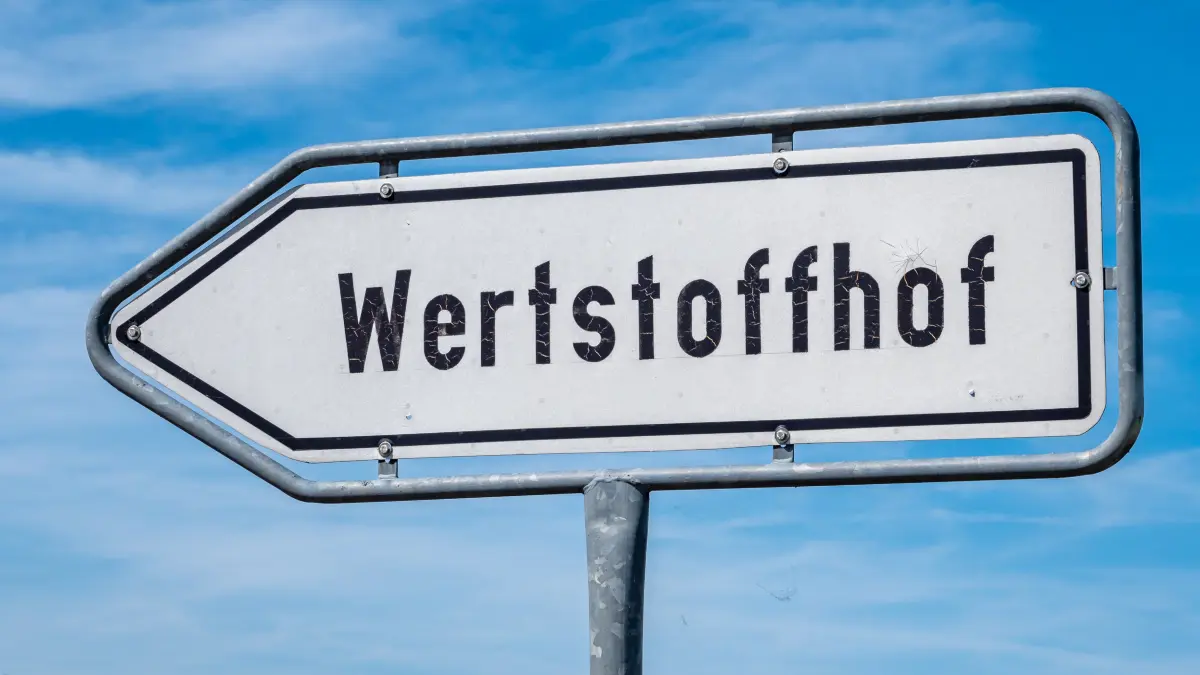 Wertstoffhof, Schild, Hinweis. Download am 12.11.2025 für Stefan Czernin, SWP, Ulm Loka. Foto: © Animaflora PicsStock/adobe.stock.com