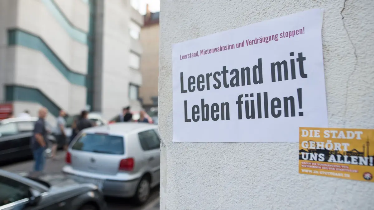 Leerstand bei Immobilien: ARCHIV - 28.05.2018, Baden-Württemberg, Stuttgart: Schilder, die auf den Leerstand und die Spekulation mit Immobilien hinweisen, hängen an einem Haus, das schon einige Zeit leer gestanden hat. (zu dpa: «Bußgeld für spekulativen Leerstand – Gesetz wird erwartet») Foto: Sebastian Gollnow/dpa +++ dpa-Bildfunk +++