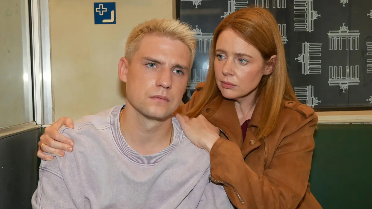 Toni (Olivia Marei) macht Moritz (Lennart Borchert) klar, dass er für Robin nichts tun kann.