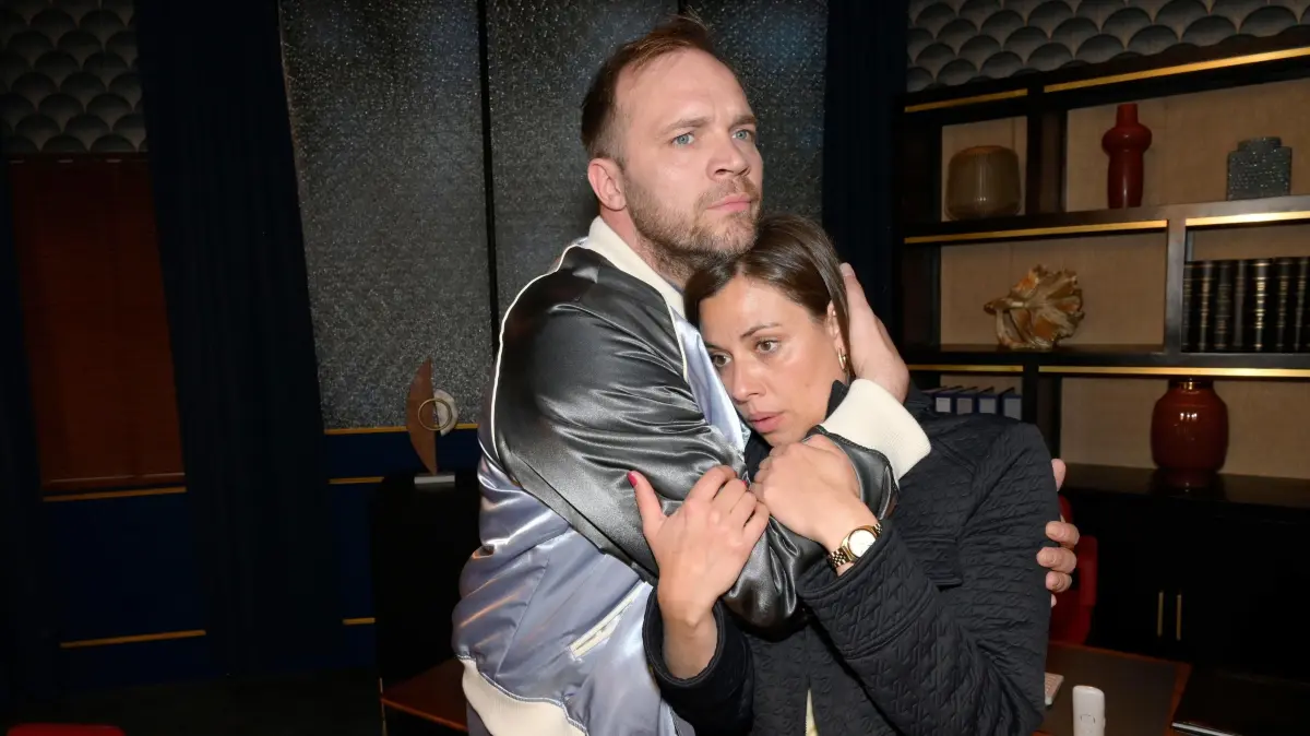 Matilda (Anna-Katharina Fecher) fühlt sich bei Erik (Patrick Heinrich) wohl.