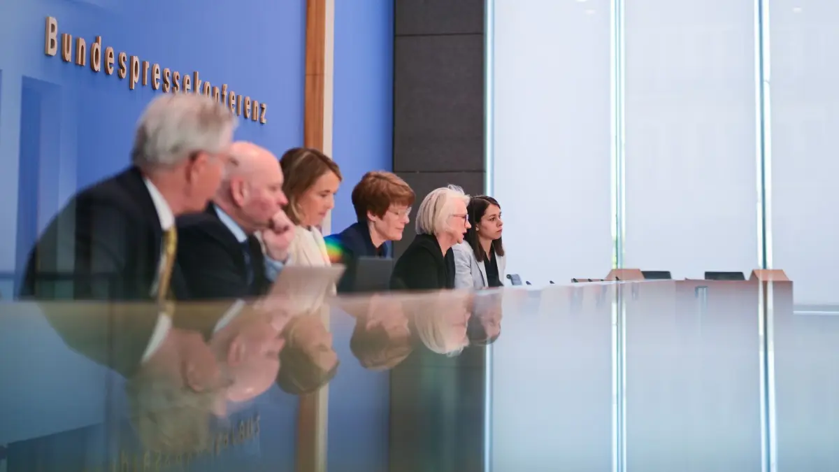 Wirtschaftsweisen Frühjahrsgutachten: ARCHIV - 21.05.2025, Berlin: Die Wirtschaftsweisen sitzen während der Vorstellung des Frühjahrsgutachtens des Sachverständigenrates Wirtschaft in der Bundespressekonferenz. (zu dpa: ««Wirtschaftsweise» für Erbschaftsteuer-Reform - Wachstum mau») Foto: Sebastian Gollnow/dpa +++ dpa-Bildfunk +++