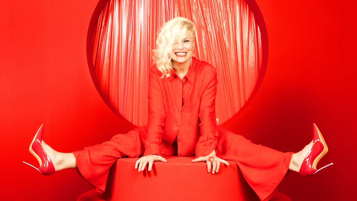 Die Sängerin Ina Müller posiert ganz in Rot für das Cover ihres neues Albums 6.0. Ina Müller präsentiert ihr neues Album 6.0.