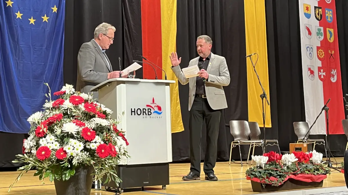 Michael Keßler wird von Thomas Mattes als Oberbürgermeister vereidigt.