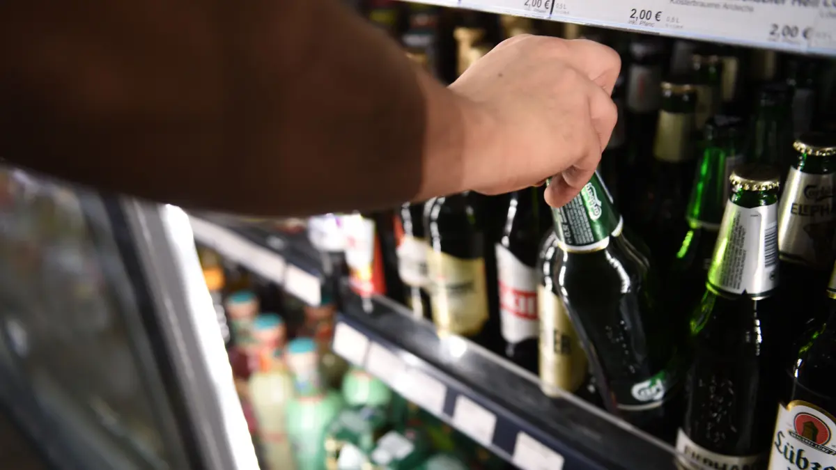 Der Preiskampf ums Bier zwischen Edeka und AB InBev eskaliert: Jetzt hat Edeka beschlossen, über 80 Marken aus dem Sortiment zu nehmen. (Symbolbild)