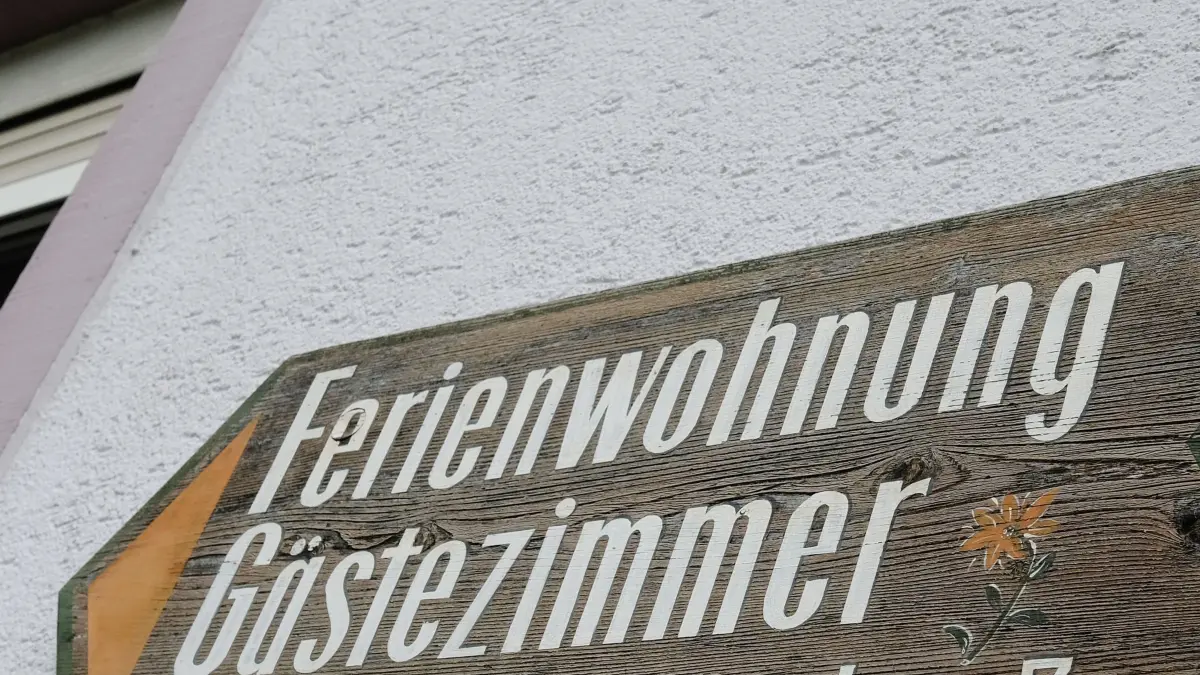 Hinweisschild „Ferienwohnung“: ARCHIV - 21.04.2024, Baden-Württemberg, Königschaffhausen: Ein Schild mit der Aufschrift "Ferienwohnung" und "Gästezimmer" hängt vor einer Unterkunft für Touristen. (zu dpa: «Ferienwohnung mit Fäkalien beschmiert - Polizei sucht Täter») Foto: Bernd Weißbrod/dpa +++ dpa-Bildfunk +++