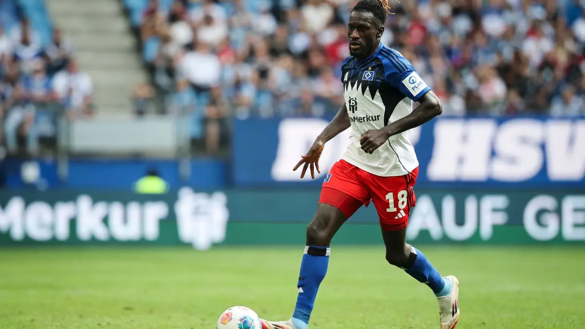 Bakery Jatta: ARCHIV - 26.07.2025, Hamburg: Fußball, Bundesliga, Testspiele, Saisoneröffnung, Hamburger SV-Olympique Lyon, Volksparkstadion, Hamburgs Bakery Jatta in Aktion. (zu dpa: «HSV mit klarem Testspielsieg gegen Groningen») Foto: Christian Charisius/dpa - WICHTIGER HINWEIS: Gemäß den Vorgaben der DFL Deutsche Fußball Liga bzw. des DFB Deutscher Fußball-Bund ist es untersagt, in dem Stadion und/oder vom Spiel angefertigte Fotoaufnahmen in Form von Sequenzbildern und/oder videoähnlichen Fotostrecken zu verwerten bzw. verwerten zu lassen. +++ dpa-Bildfunk +++
