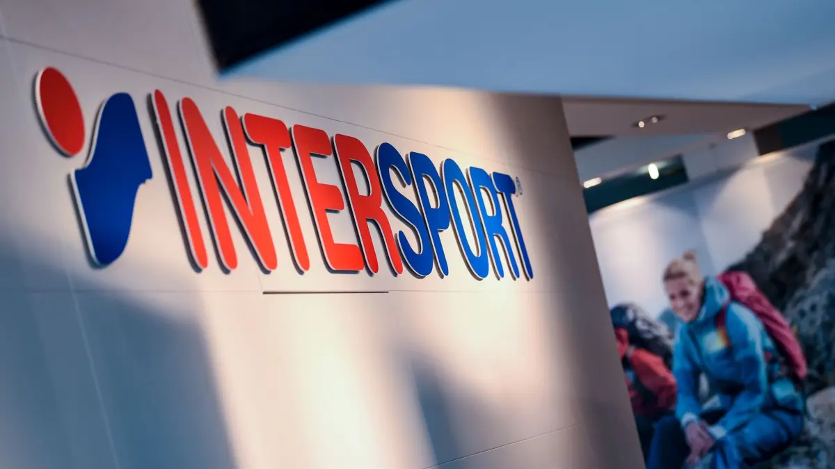 Intersport: ARCHIV - 16.06.2018, Baden-Württemberg, Friedrichshafen: Der Schriftzug Intersport wird bei der Messe Outdoor von Scheinwerfern angestrahlt. (zu dpa: «Intersport steigt in den Modehandel ein») Foto: Felix Kästle/dpa +++ dpa-Bildfunk +++