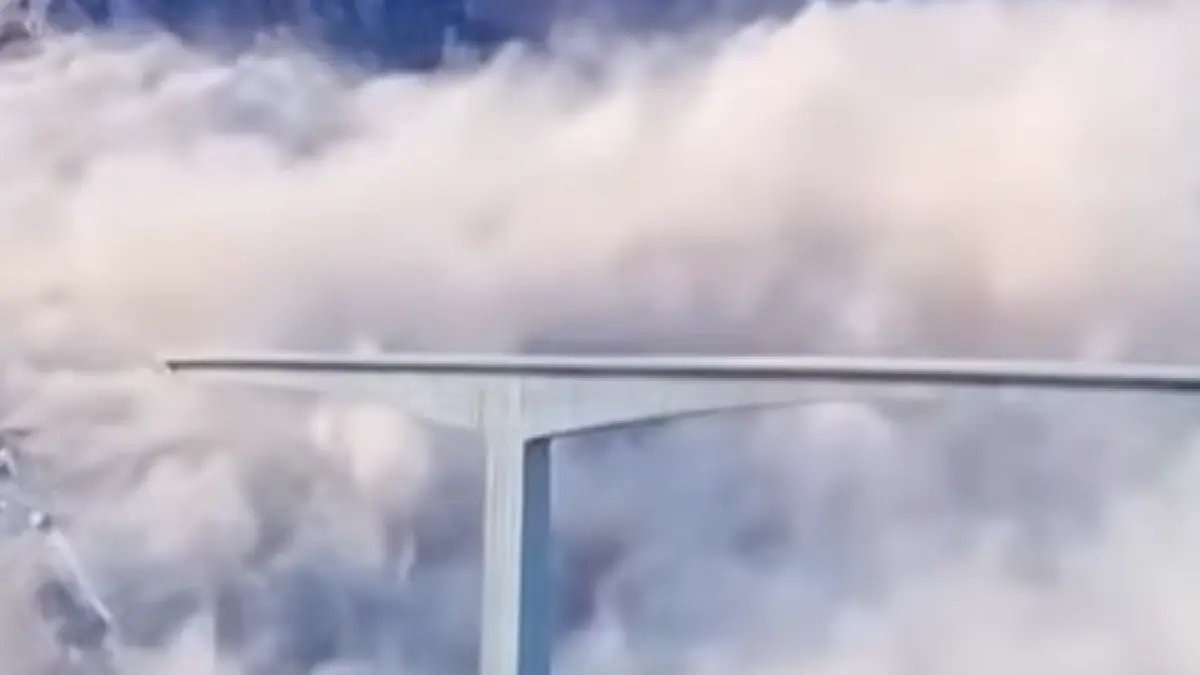 Die erst kürzlich erbaute Autobahnbrücke Hongqui in China ist plötzlich eingestürzt. Videos zeigen das schwere Unglück, bei dem niemand verletzt wurde.