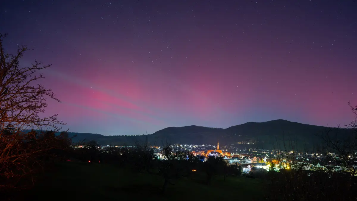 Im Ermstal leuchtete der Himmel über Dettingen.