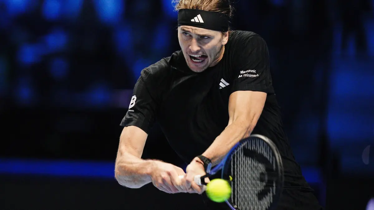 Tennis ATP-Finale: 12.11.2025, Italien, Turiin: Tennis: ATP-Tour - ATP-World Tour Finals, Einzel, Männer, Vorrunde, Gruppenspielrunde, Sinner (ITA) - Alexander Zverev (GER). Alexander Zverev in Aktion. Foto: Marco Alpozzi/LaPresse/AP/dpa +++ dpa-Bildfunk +++