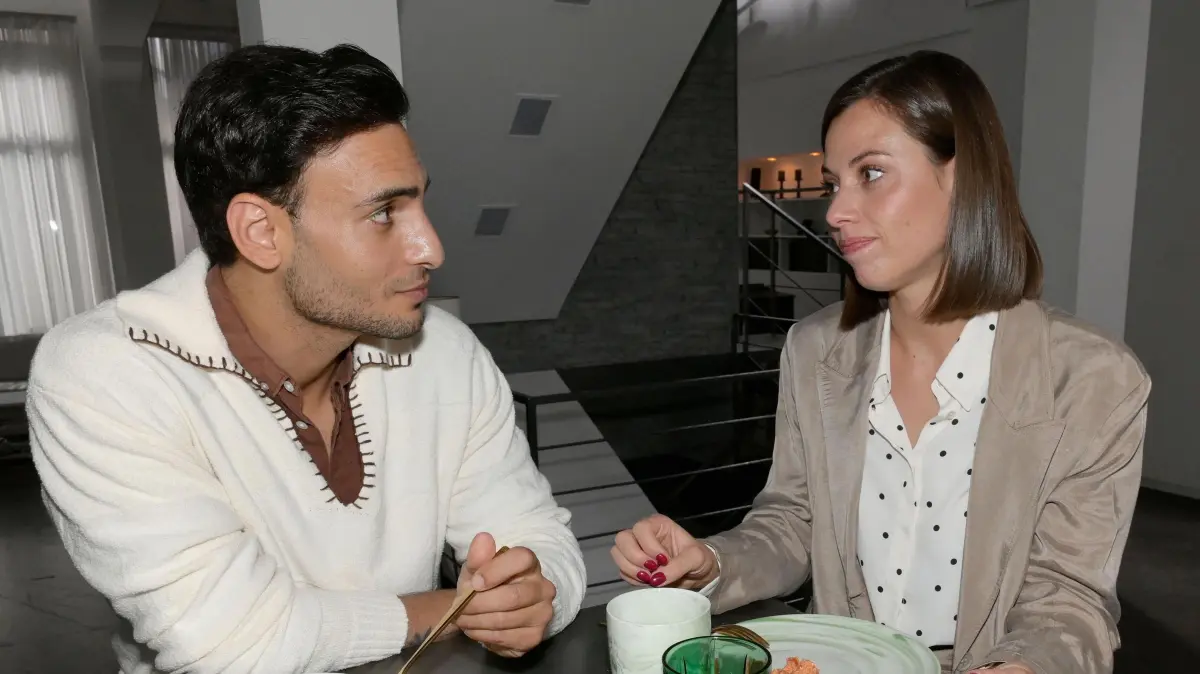 Nihat (Timur Ülker) überrumpelt Matilda (Anna-Katharina Fecher) mit seiner unerwarteten Liebeserklärung.