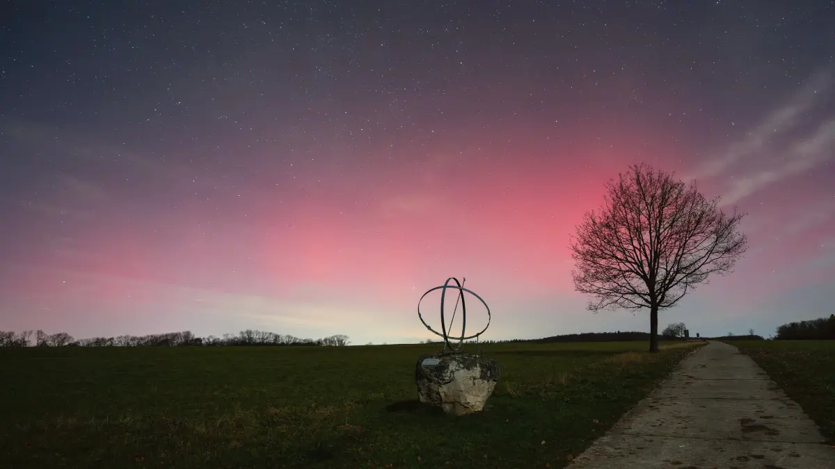 Der Astropfad in Hülben trifft um 3.30 Uhr auf Nordlichter. Das gab es so sicherlich noch nicht oft.