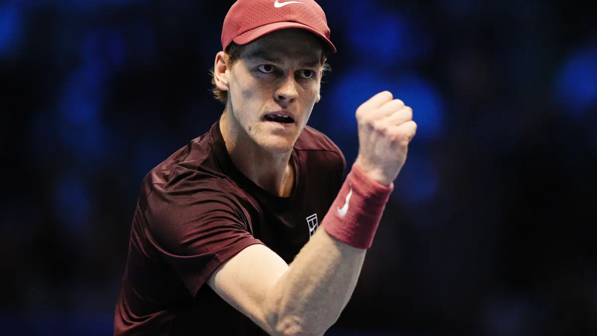 Tennis ATP-Finale: 12.11.2025, Italien, Turiin: Tennis: ATP-Tour - ATP-World Tour Finals, Einzel, Männer, Vorrunde, Gruppenspielrunde, Sinner (ITA) - Alexander Zverev (GER). Der Italiener Jannik Sinner reagiert. Foto: Marco Alpozzi/LaPresse/AP/dpa +++ dpa-Bildfunk +++