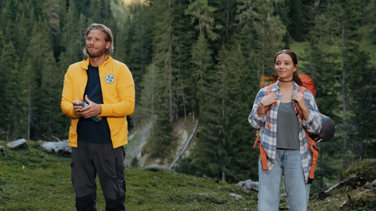 „Bergretter“ Markus Kofler (Sebastian Ströbel) und seine Ziehtochter Mia Steiner (Lisa Junick) nähern sich wieder an.