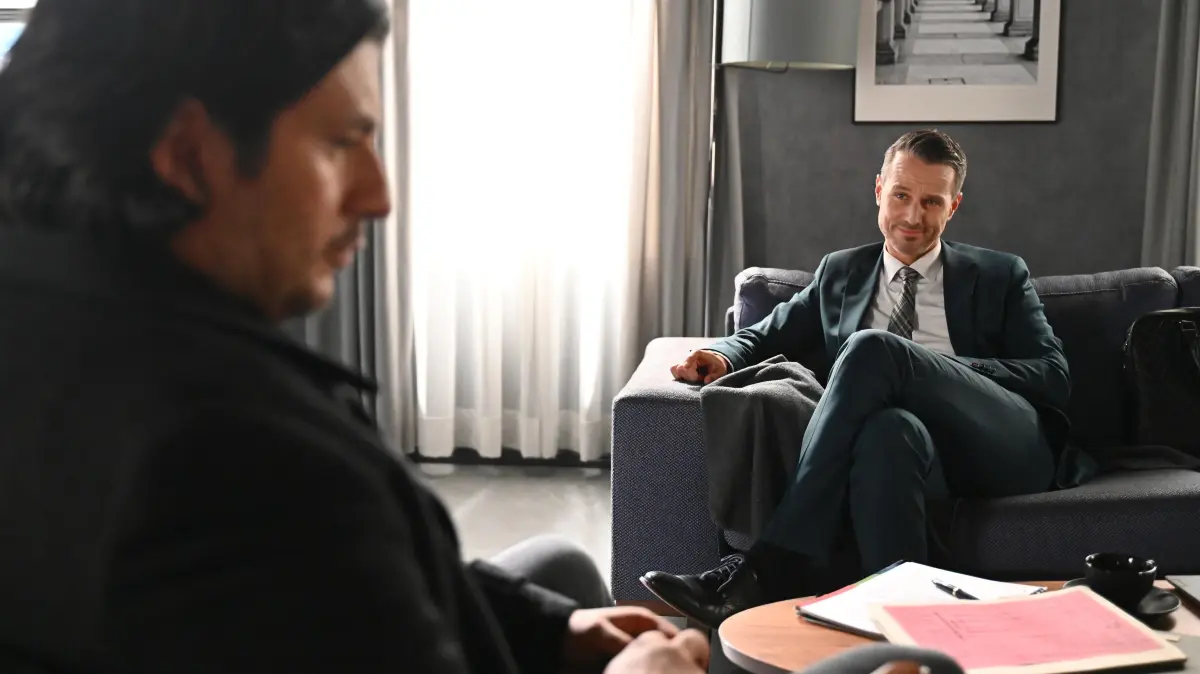 Maximilian (Francisco Medina, l.) und Kilian (Marc Dumitru) wollen Ben stürzen.