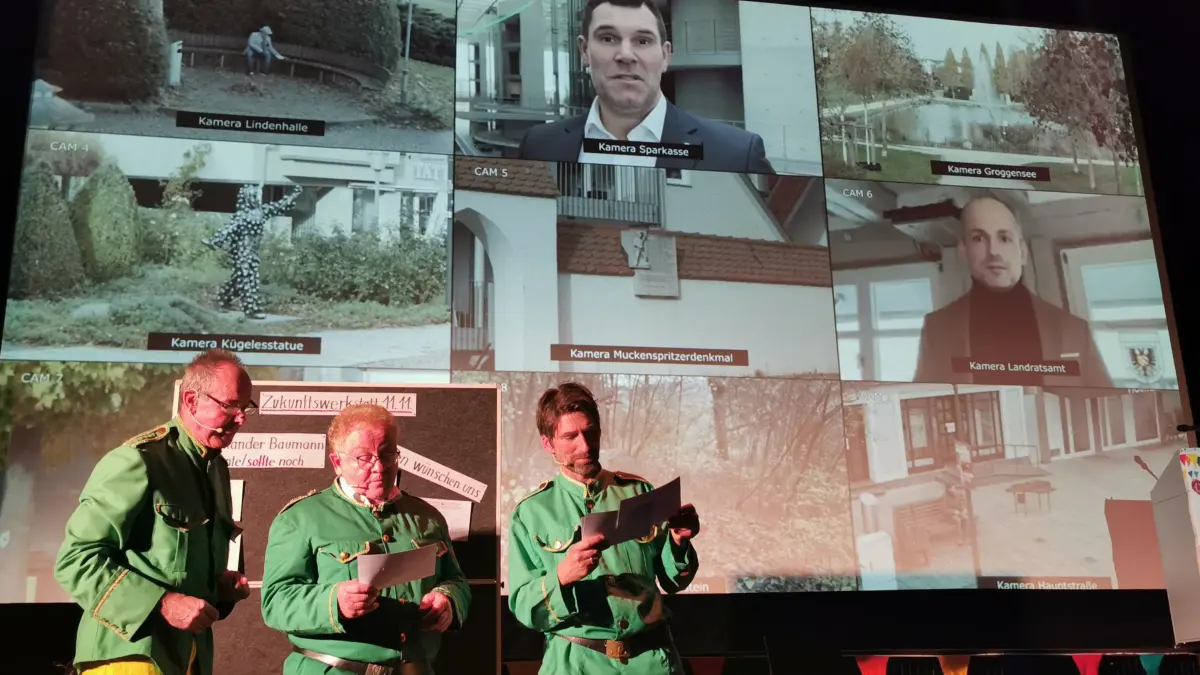 Die Büttel Joachim Schmucker, Wolfgang Hänle und Holger Baur im Ehinger Kino am Matetag. Der Sketch zeigt angebliche öffentliche Kameras in Ehingen. Im Hintergrund sind die Bilder von Martin Krämer und Kevin Wiest zu sehen.