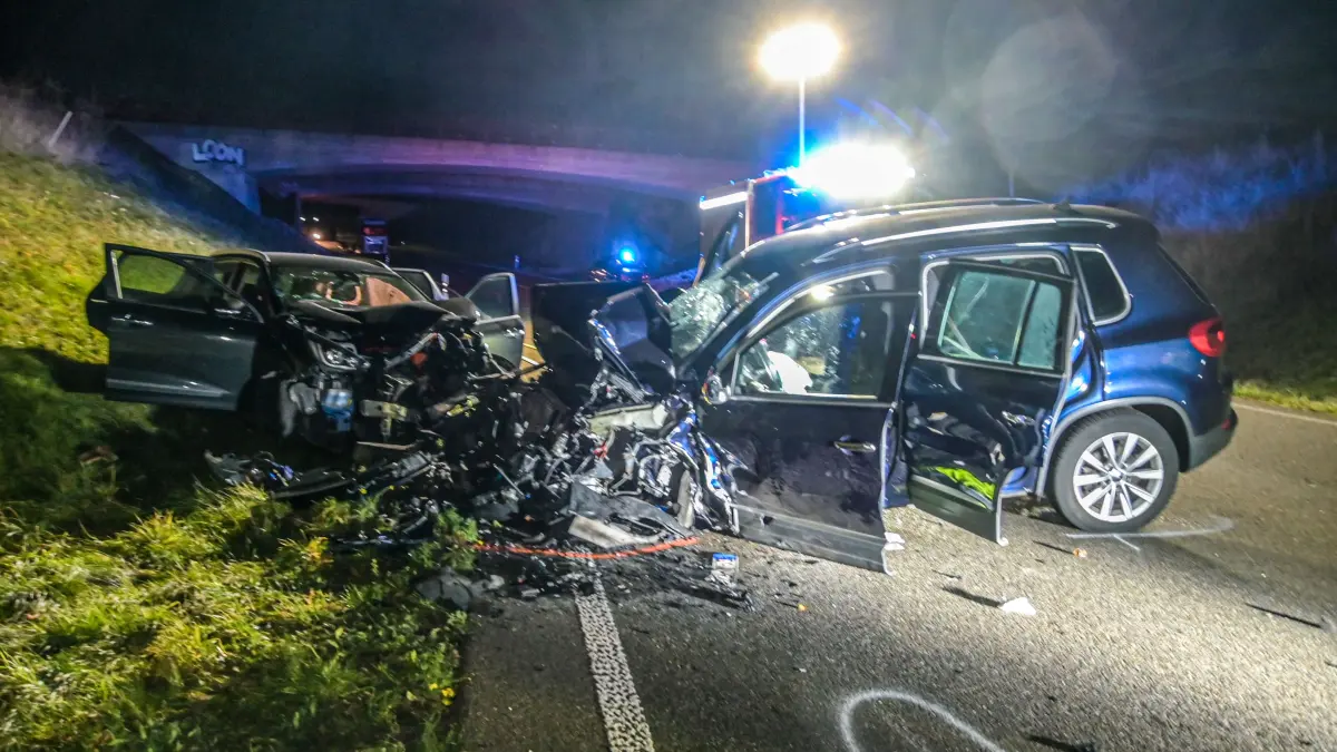 Zwei der beteiligten Fahrzeuge beim Unfall auf der B466.