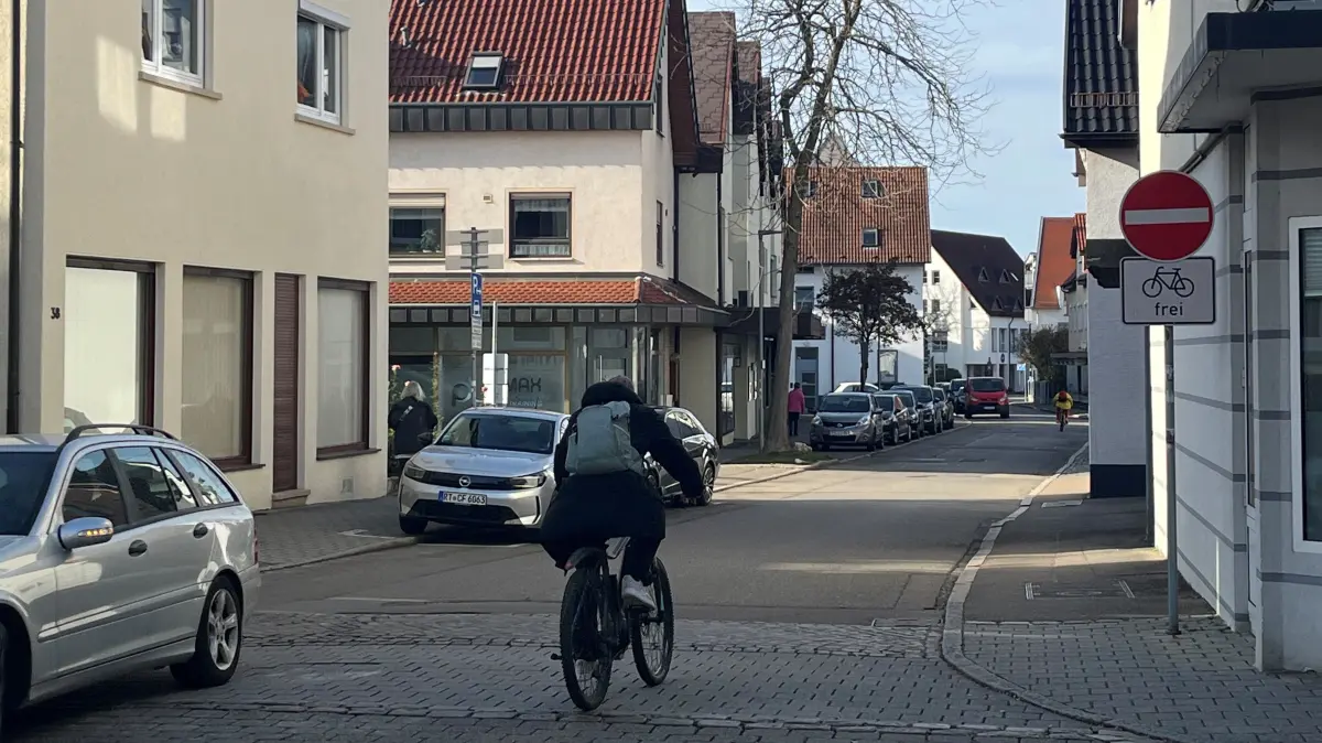 Wo die Innere Heerstraße in die Hindenburgstraße mündet, dürfen Radfahrer weiterfahren, anderen Fahrzeugen ist die Durchfahrt verboten. Nach Ansicht der Grünen erzeugt dies Unsicherheit bei Kindern und älteren Erwachsenen unter den Radfahrern.