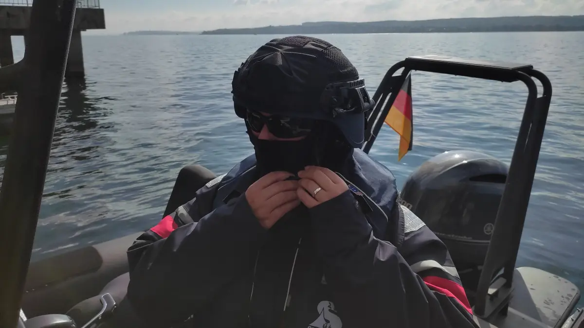 MEE-Mitglied Rebecca Deutsch macht sich für das Training bereit.