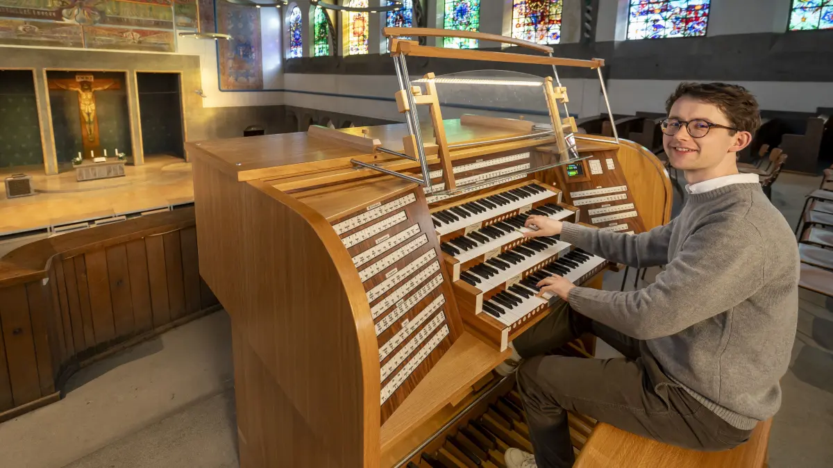 Der neue Ulmer Stadtorganist Philipp Kaufmann. Ein Porträt. Was ist das für ein Titel, was hat der Mann für Aufgaben? Ein Treffen in der Pauluskirche.