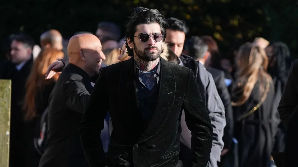Zayn Malik (M) nach der Trauerfeier für One Direction-Sänger Liam Payne in der St. Mary's Church.