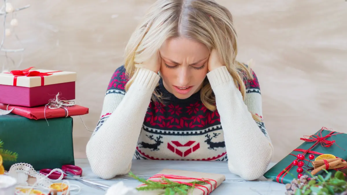 ZU Beachten: NPG-Standardlizenz, Weihnachtszauber 1, Frau gestresst von Weihnachten, Weihnachtsgeschenke auf dem Tisch, Download am 13.11.2025 für SHO, Bildnr.: 224681635