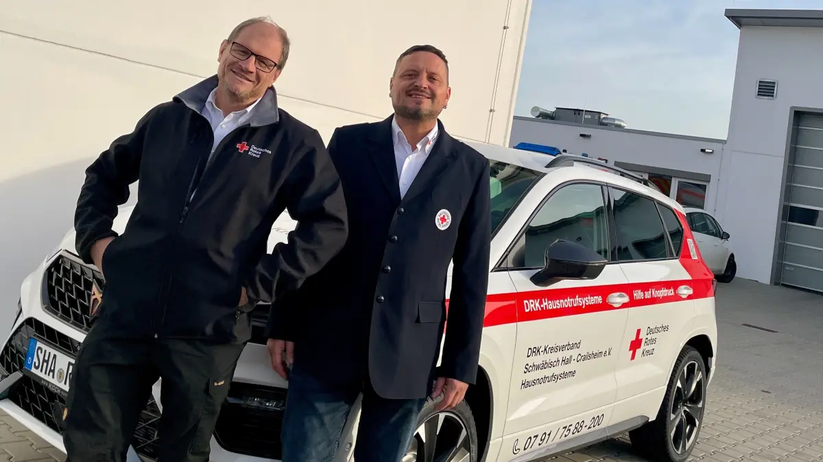 Der Kreisvorsitzende Christoph Maschke und Sigurd Sinner, Teamleiter Hausnotruf und Mobilruf im DRK-Kreisverband, präsentieren das neue Fahrzeug für den Hausnotruf
