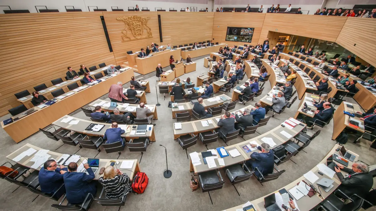 Landtag von Baden-Württemberg: 13.11.2025, Baden-Württemberg, Stuttgart: Politiker folgen im Plenarsaal einer Sitzung des Landtags. Foto: Christoph Schmidt/dpa +++ dpa-Bildfunk +++