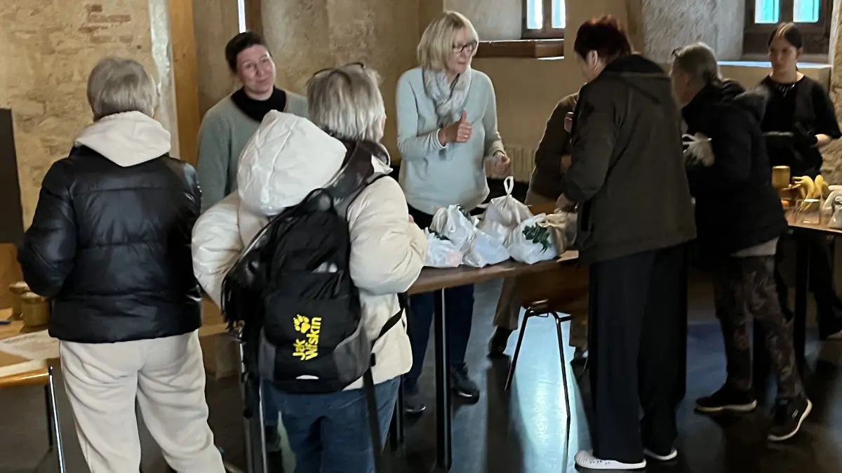 Vor allem ältere Blaubeurer sind in dieser Woche fast täglich ins Kleine Große Haus gekommen, um sich eine Vespertüte von Helfern der Bürgerstiftung abzuholen.
