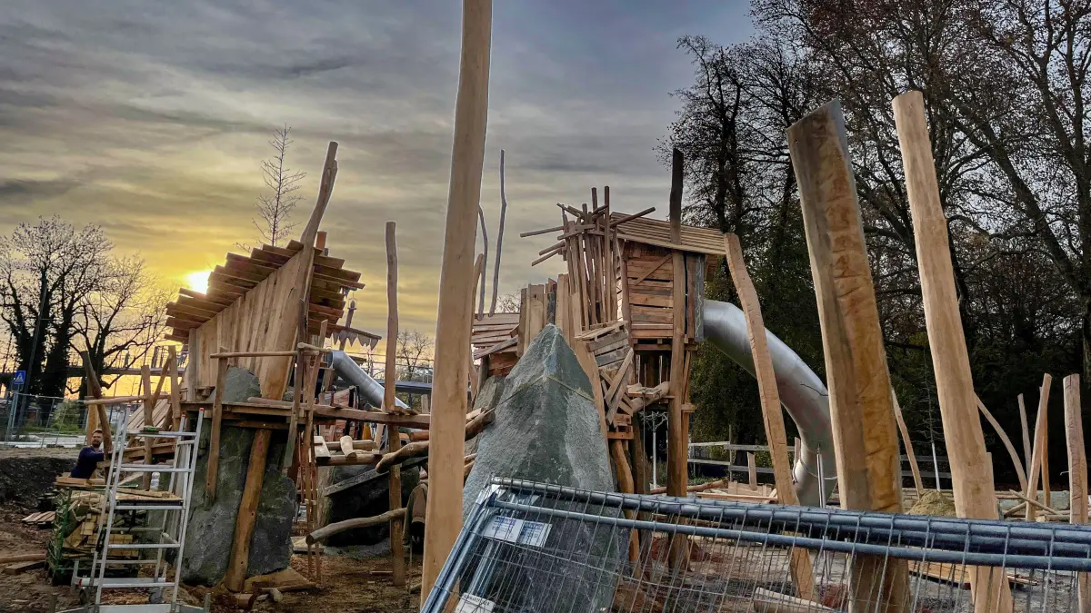 Tübingen Spielplatz beim Anlagensee Neue Geräte und altes Piratenschiff
12.11.2025 Bild: Christine Laudenbach