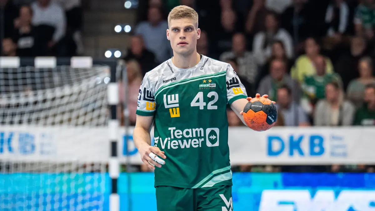Frisch Auf Goeppingen vs. Handball Sport Verein Hamburg, Handball, 1. Bundesliga, Herren, Spielzeit 2025/2026, 13.11.2025: Martin Hanne (Frisch Auf Goeppingen, #42) am Ball, Frisch Auf Goeppingen vs. Handball Sport Verein Hamburg, Handball, 1. Bundesliga, Herren, Spielzeit 2025/2026, 13.11.2025,
Foto: Eibner-Pressefoto/Michael Schmidt