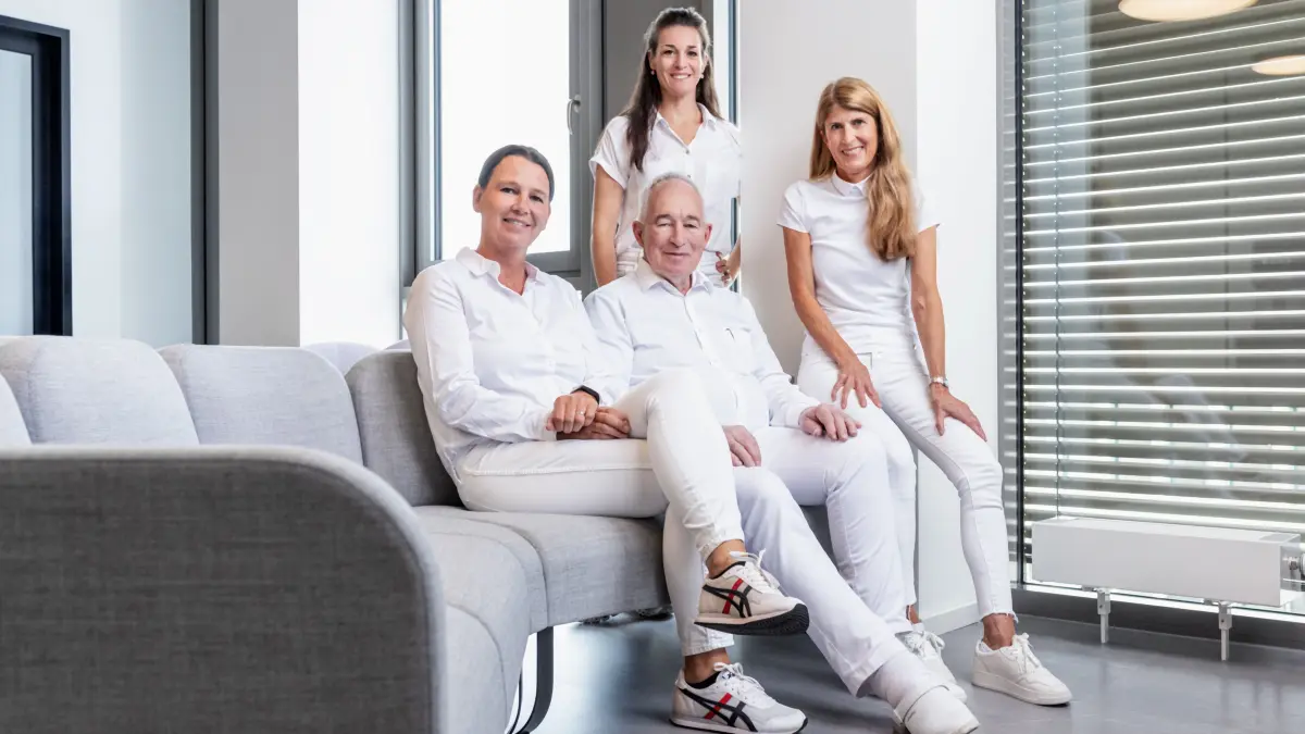 Das erfahrene reproduktionsmedizinische Team von Best Fertility: Julia Koglin (links), Dr. Friedrich Gagsteiger, Dr. Karin Grimm (hinten) und Dr. Kerstin Eibner (rechts)