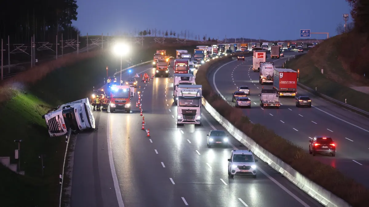 Ein umgestürzter Sattelzug blockierte am Donnerstagmorgen (13.11.2025) die A8 bei Merklingen