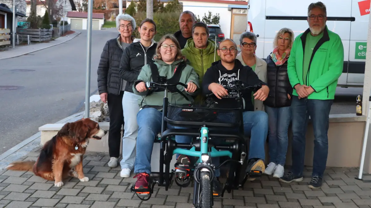 Sie haben gleich auf den Fahrersitzen Platz genommen: Madleen Neuburger und ihr Freund Christoph Konze freuen sich über das neue Rad – und mit ihnen Familie und Freunde.