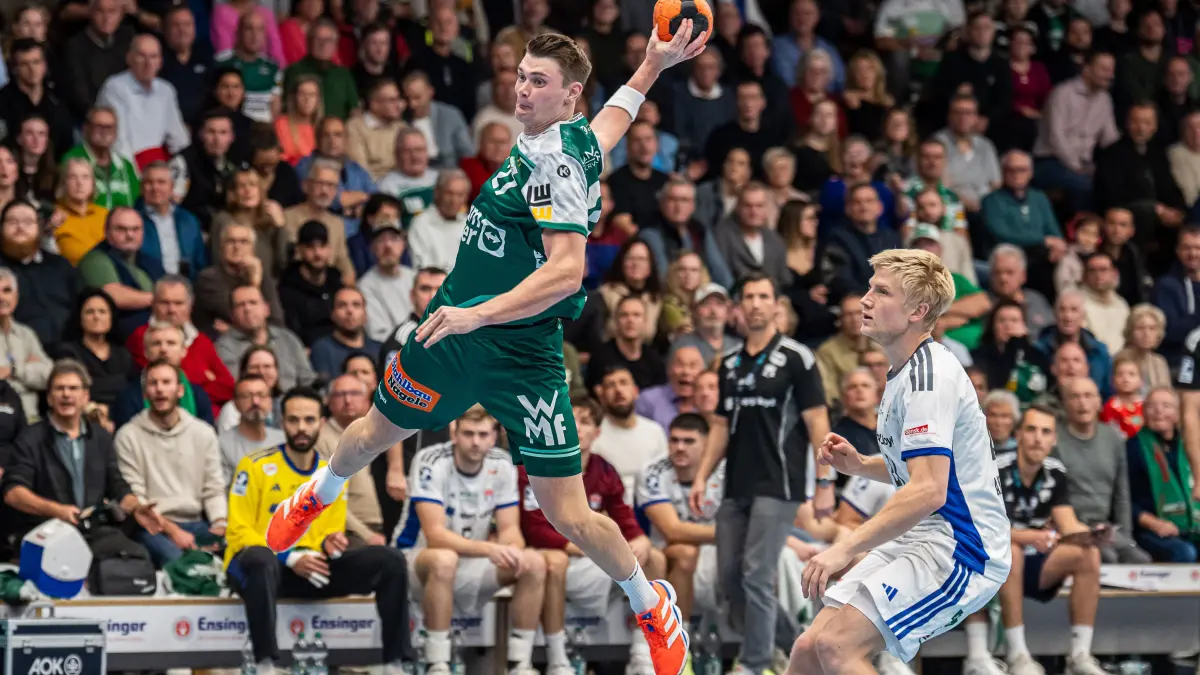 Frisch Auf Goeppingen vs. Handball Sport Verein Hamburg, Handball, 1. Bundesliga, Herren, Spielzeit 2025/2026, 13.11.2025: Oskar Sunnefeldt (Frisch Auf Goeppingen, #27) ist beim Tempogegenstoss schneller als Frederik Bo Andersen (Handball Sport Verein Hamburg, #21), Frisch Auf Goeppingen vs. Handball Sport Verein Hamburg, Handball, 1. Bundesliga, Herren, Spielzeit 2025/2026, 13.11.2025,
Foto: Eibner-Pressefoto/Michael Schmidt