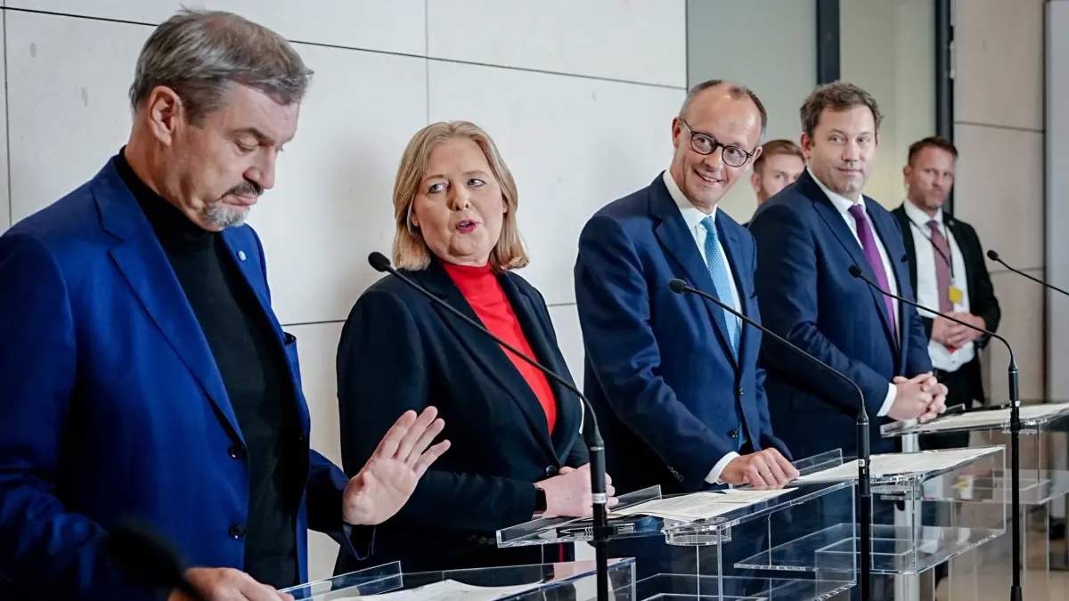 Koalitionsausschuss: 13.11.2025, Berlin: Markus Söder (l-r), CSU-Vorsitzender und Ministerpräsident von Bayern, Bärbel Bas (SPD), Bundesministerin für Arbeit und Soziales und SPD-Parteivorsitzende, Bundeskanzler Friedrich Merz (CDU), und Lars Klingbeil (SPD), Bundesminister der Finanzen, Vizekanzler und SPD-Bundesvorsitzender, geben am Rande des Koalitionsausschusses eine Pressekonferenz. Foto: Kay Nietfeld/dpa +++ dpa-Bildfunk +++