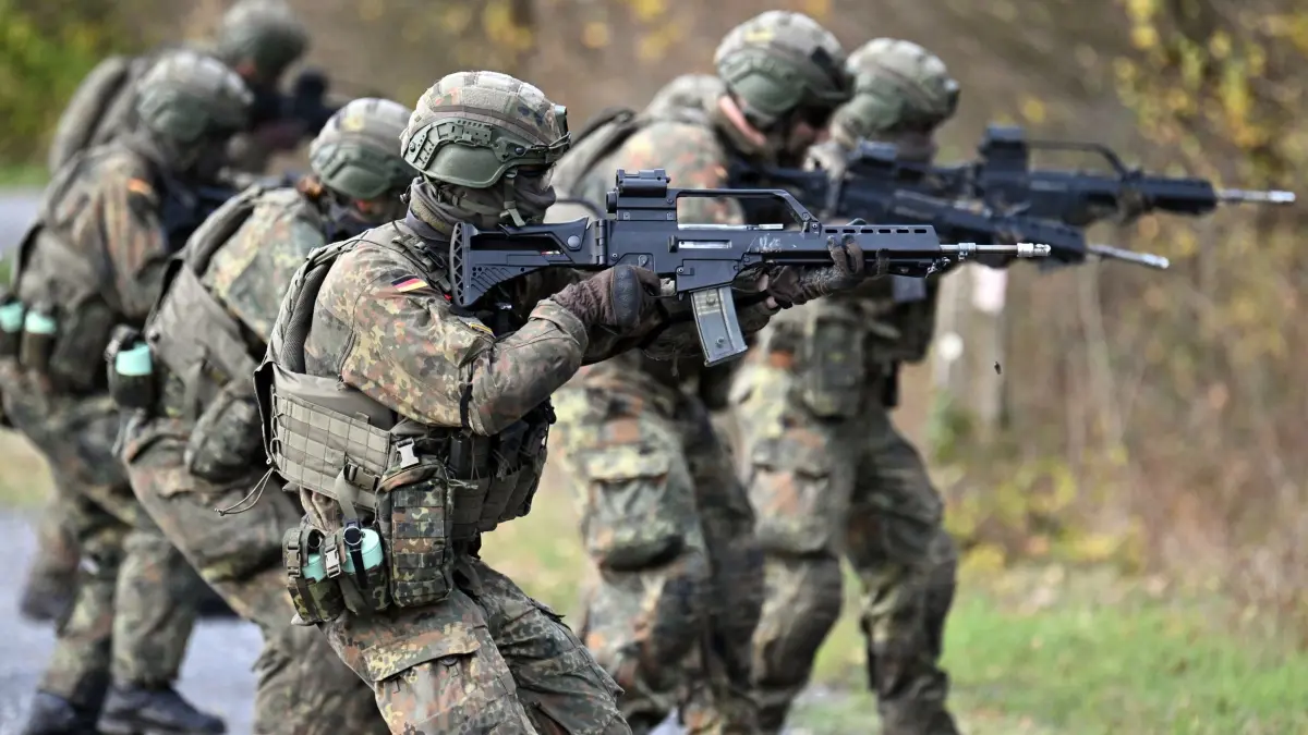 Medientag zur Basisausbildung bei der Bundeswehr: PRODUKTION - 13.11.2025, Nordrhein-Westfalen, Ahlen: Rekruten bei der Gefechtsausbildung im Rahmen eines Medientages zur Basisausbildung bei der Bundeswehr im Aufklärungsbataillon 7. Politiker von Union und SPD haben sich für den neuen Wehrdienst auf eine flächendeckende Musterung geeinigt. Foto: Federico Gambarini/dpa +++ dpa-Bildfunk +++