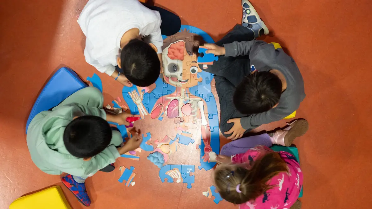 Kindertagesstätte: ARCHIV - 25.09.2025, Sachsen, Dresden: Kinder legen in einer Kindertagesstätte ein Puzzle zusammen. (zu dpa: «Dresden macht mit Sprachprojekt für Kinder Schule») Foto: Sebastian Kahnert/dpa +++ dpa-Bildfunk +++