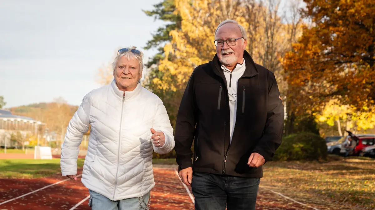 Elfi Wolff und Wolfgang Sigloch kümmern mit ihrer Kollegin Monika Duffner (nicht im Bild) sich seit Jahren um die Fitness der Mössingerinnen und Mössinger. Nach der Sportabzeichen-Saison wünschen sie sich fürs kommende Jahr mehr Engagement von den Schulen.