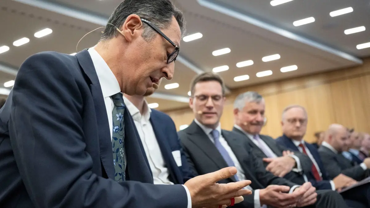 Kandidaten beim Handelskammertag Baden-Württemberg: 13.11.2025, Baden-Württemberg, Stuttgart: Cem Özdemir (Bündnis 90/Die Grünen, l-r), Spitzenkandidat zur Landtagswahl in Baden-Württemberg, zeigt Manuel Hagel (CDU) bei einer Veranstaltung der BWIHK seine verletzten Finger, daneben sitzen Hans-Ulrich Rülke (FDP), Andreas Stoch (SPD) und Markus Frohnmaier (AfD). Vor der Landtagswahl 2026 brachte der Baden-Württembergische Industrie- und Handelskammertag (BWIHK) die Spitzenkandidaten bei einer Veranstaltung zusammen. Foto: Marijan Murat/dpa +++ dpa-Bildfunk +++
