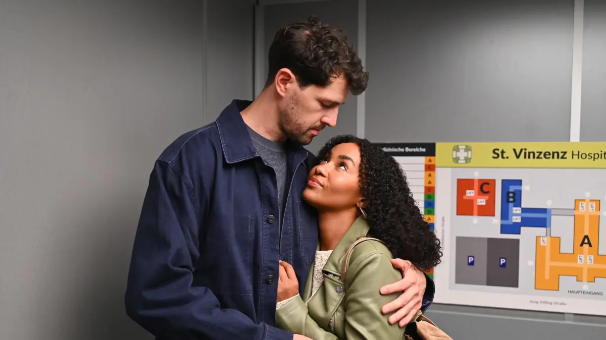 Jan (Daniel Noah) genießt die Zeit mit seiner Freundin Imani (Féréba Koné).