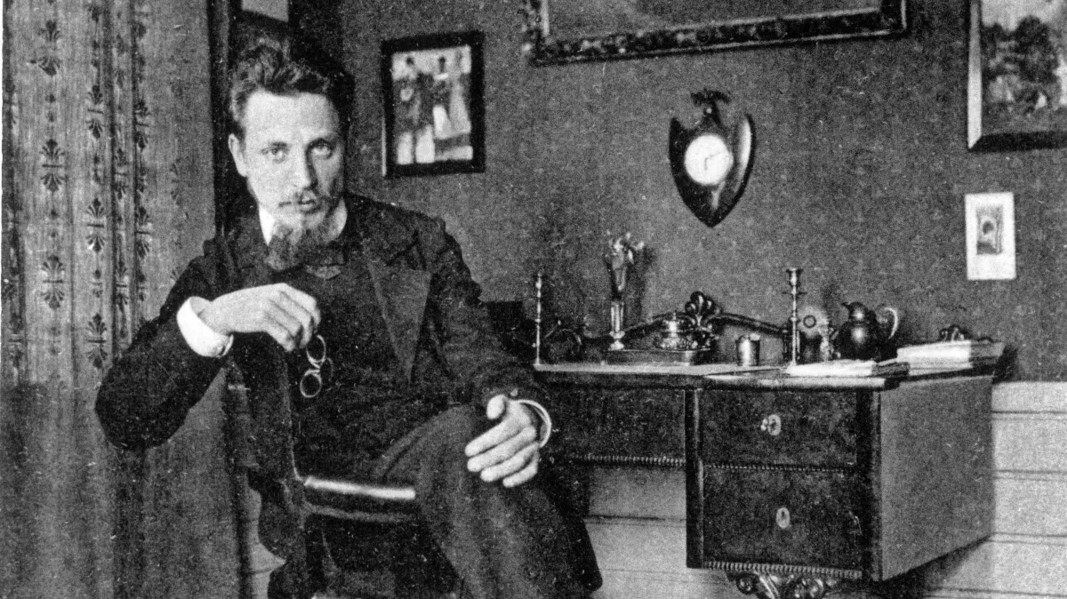 150 Jahre Rilke: Rastloser Sprachvirtuose: Der Dichter Rainer Maria Rilke (1875-1926) in der Wohnstube seines Hauses in Westerwede wo er mit seiner Frau Clara lebte (Foto von 1902). Er hat wie mit Engelszungen gedichtet. Gedichte wie "Der Panther" sind noch heute weltberuehmt. Aber seine mystischen Gesaenge haben Rainer Maria Rilke auch in die politische Verblendung gefuehrt. Rainer Maria Rilke, geboren vor 150 Jahren, ist einer der bekanntesten deutschsprachigen Dichter. (Siehe epd-Feature vom 13.11.2025)