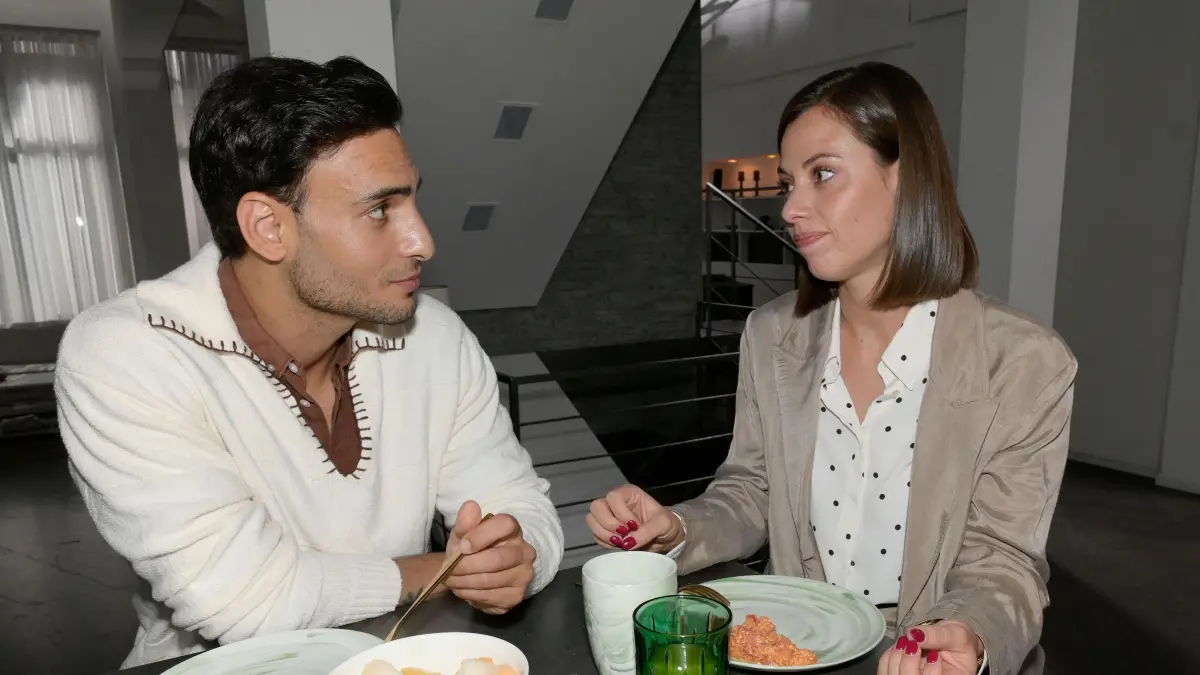 Nihat (Timur Ülker) macht seine Gefühle für Matilda (Anna-Katharina Fecher) öffentlich.