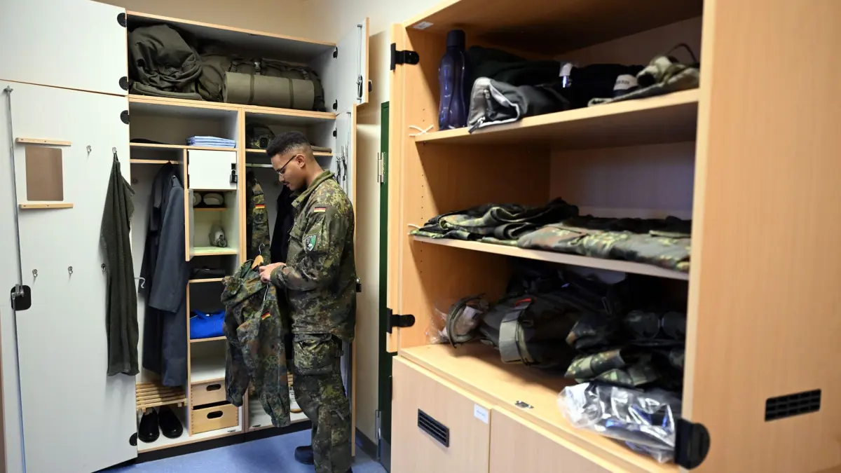 Medientag zur Basisausbildung bei der Bundeswehr: PRODUKTION - 13.11.2025, Nordrhein-Westfalen, Ahlen: Ein Schütze steht im Rahmen eines Medientages zur Basisausbildung bei der Bundeswehr im Aufklärungsbataillon 7 an seinem Spind. Politiker von Union und SPD haben sich für den neuen Wehrdienst auf eine flächendeckende Musterung geeinigt. Foto: Federico Gambarini/dpa +++ dpa-Bildfunk +++
