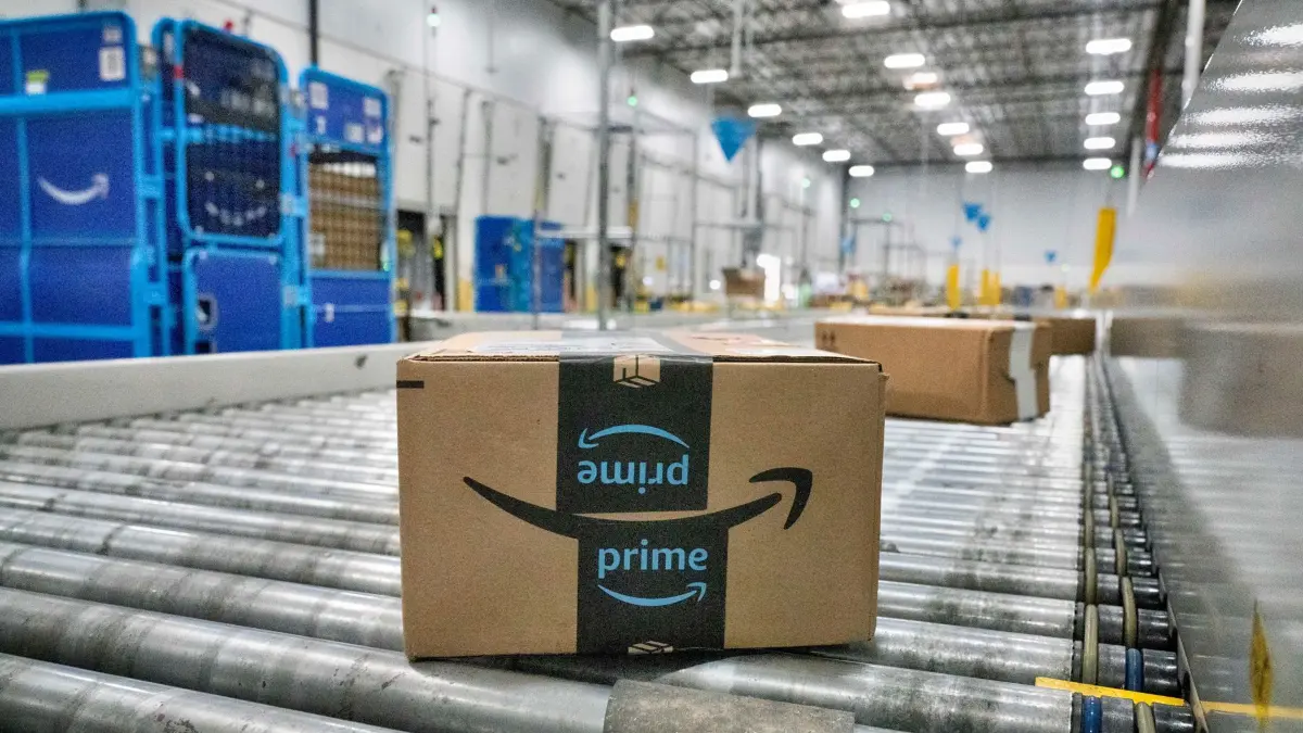 Amazon Prime Day: ARCHIV - 16.07.2024, USA, South Gate: Ein Amazon-Paket bewegt sich auf einem Förderband in einer DAX7-Zustellstation von Amazon während des jährlichen Prime Day-Events von Amazon. (zu dpa: «Künftig auch Zölle auf in EU importierte Billigwaren?») Foto: Richard Vogel/AP/dpa +++ dpa-Bildfunk +++