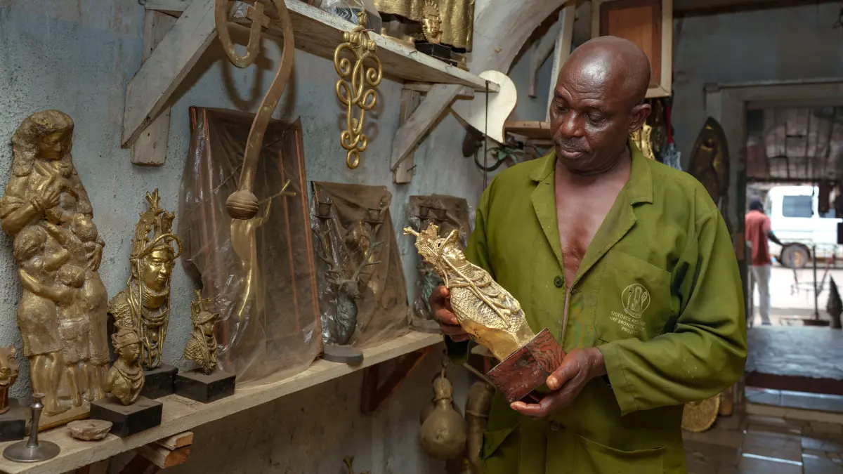Die Kunst lebt weiter in Benin City: Eric Ogbemudia präsentiert eine von ihm geschaffene Bronze. Ein Abbild des Obas, des Königs aus Benin.