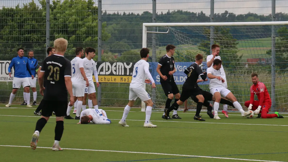 Die Spvgg Satteldorf II (weiß) empfängt am Samstagabend in der Kreisliga A4 den FC Honhardt. Herbstmeister Spvgg Gammesfeld (schwarz) befindet sich schon in der Winterpause und ist am letzten Spieltag der Vorrunde spielfrei.