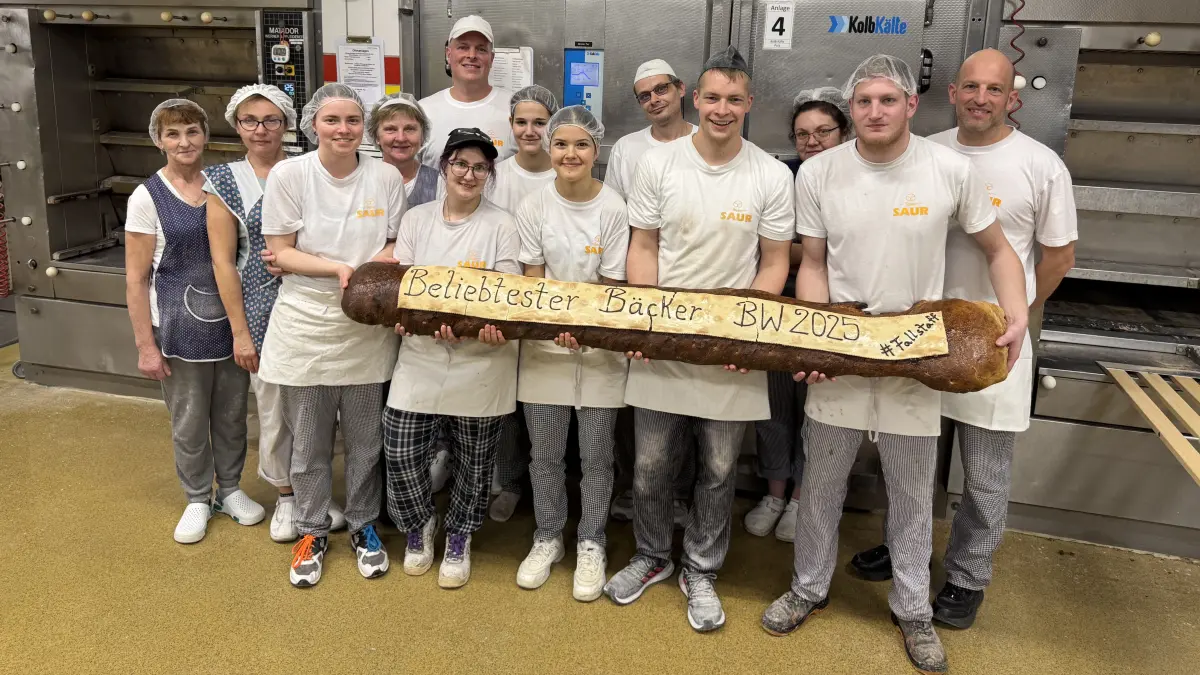 Das Team der Bäckerei Sauer in ihrer Backstube in Horb. Rechts im Bild Geschäftsführer Matthias Saur.