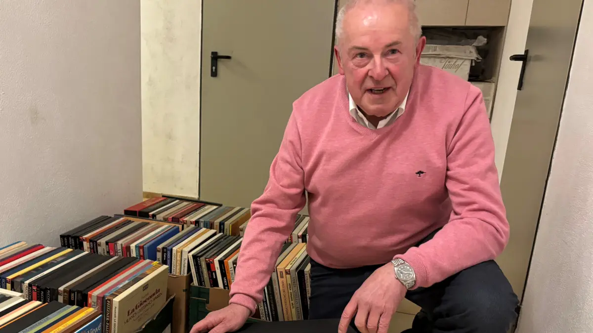 Jakob Schüle in seinem Keller in Beimerstetten mit seiner erlesenen Opern-Sammlung auf Schallplatten.